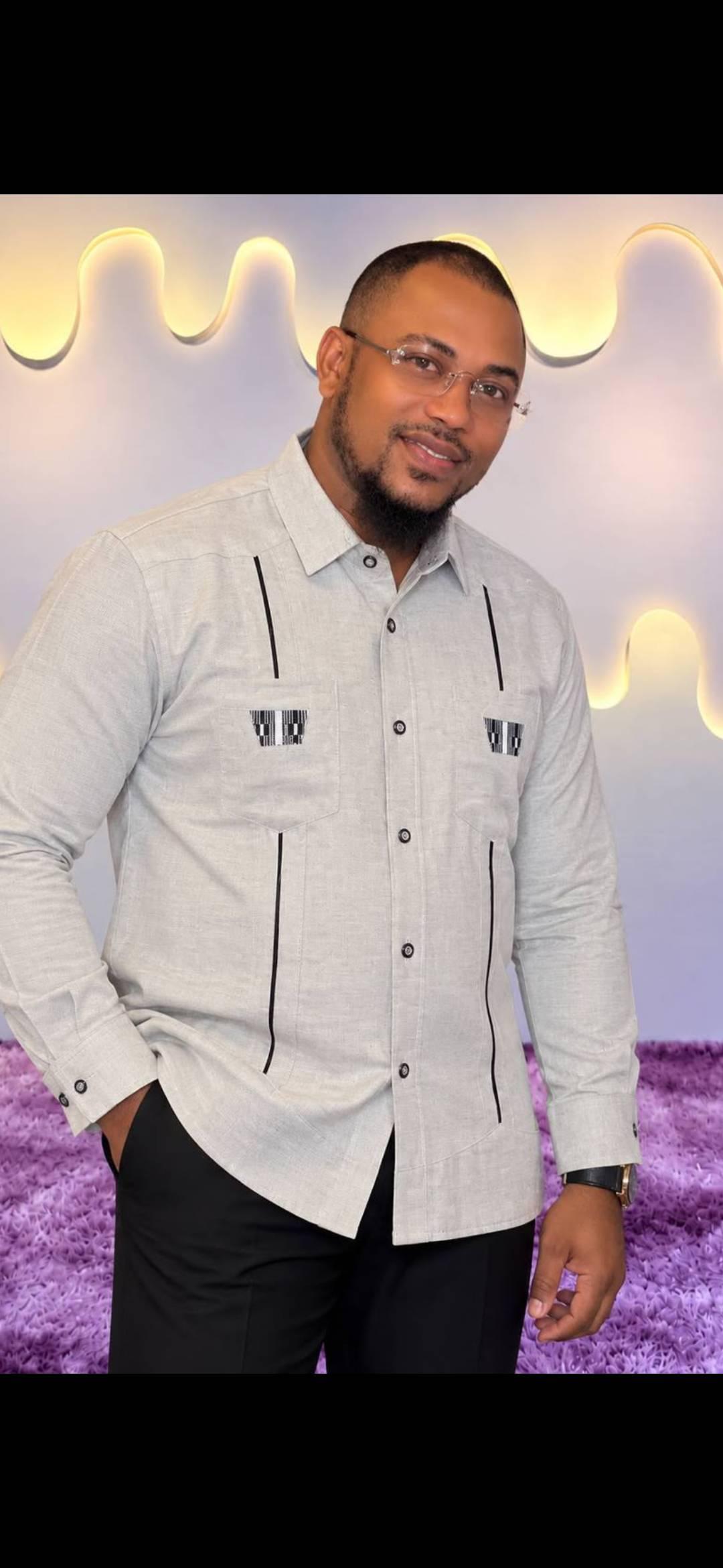 Chemise homme grise à boutons noirs — photo 1